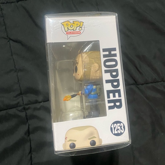 Joyce and Hopper Funko Pop - Picture 5 of 6